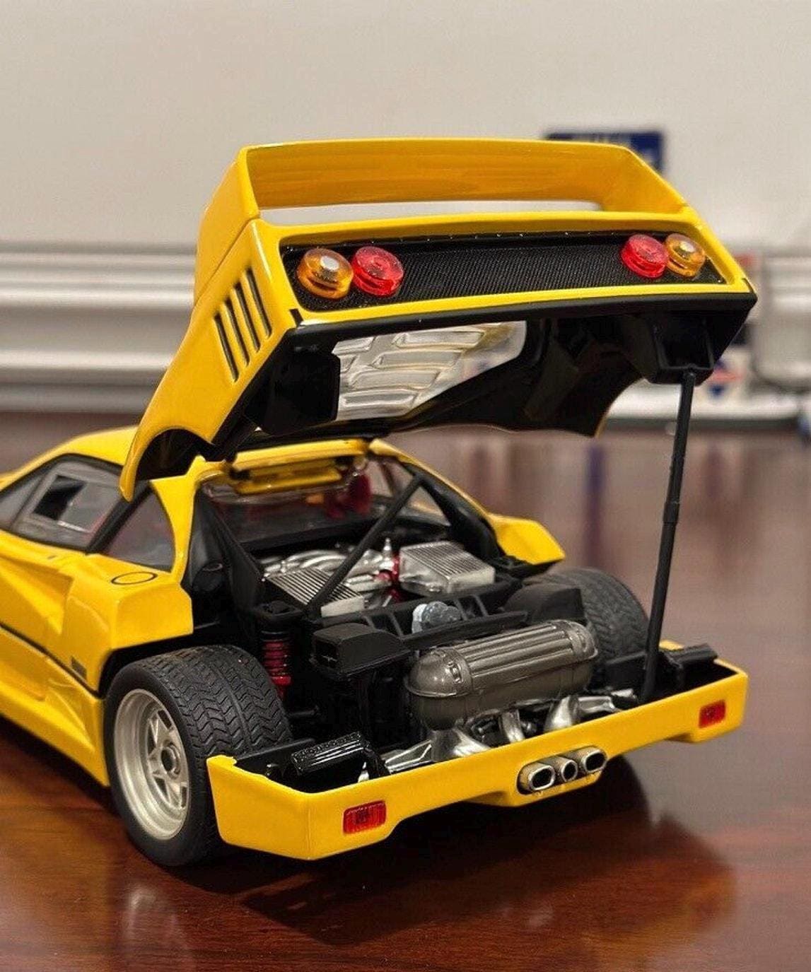1/18スケール フェラーリ F40 イエロー ホットウィール エリート