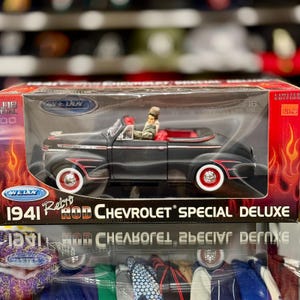 1/18 1941 Chevrolet Special Deluxe Retro Rod WELLY Limited Edition Plus Figures