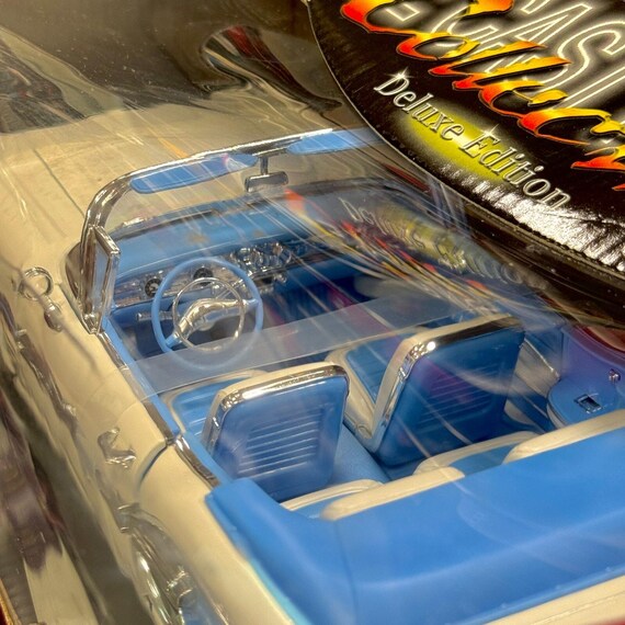1/18 1958 Pontiac Bonneville White Blue Interior Road Signature