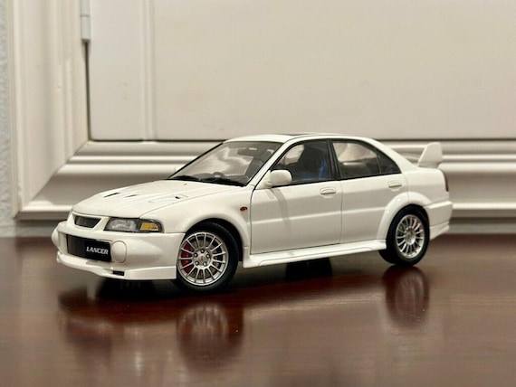Mitsubishi Lancer Evolution V/VI Street Car White Auotart 1/18