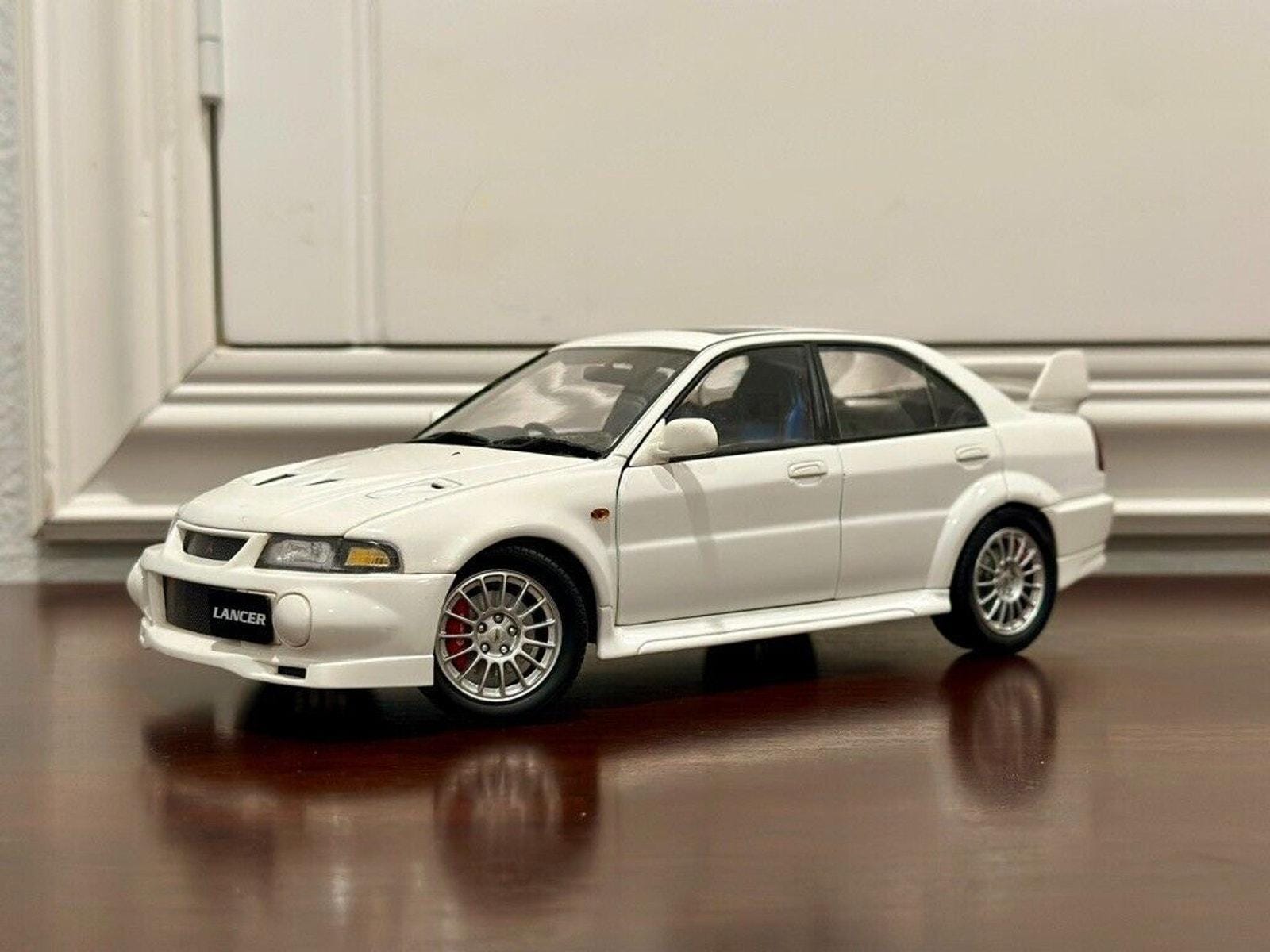 Mitsubishi Lancer Evolution V/VI Street Car White Auotart 1/18
