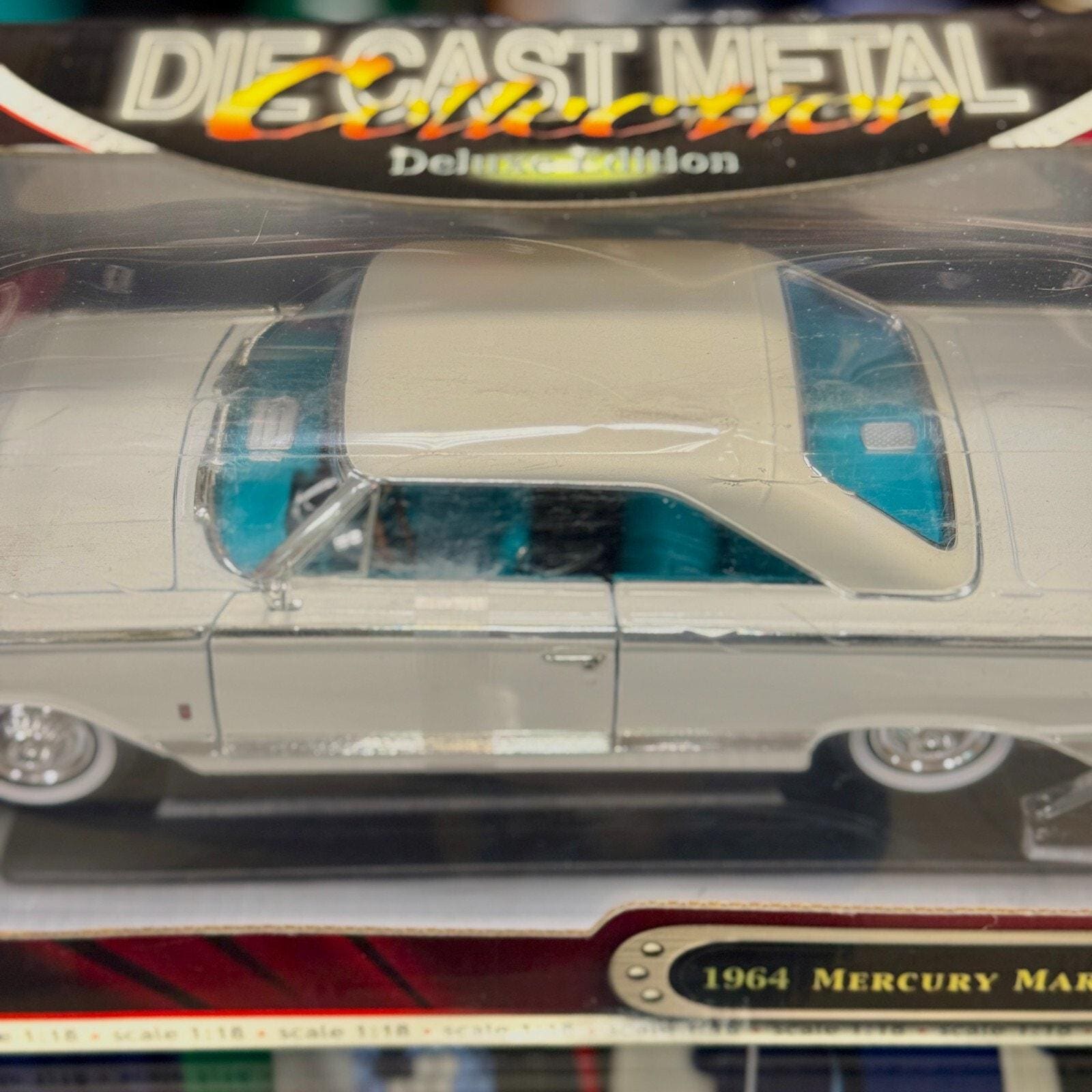1/18 1964 Mercury Marauder White/blue Interior Road Signature 1/18 1964 Mercury Marauder White/blue Interior Road Signature