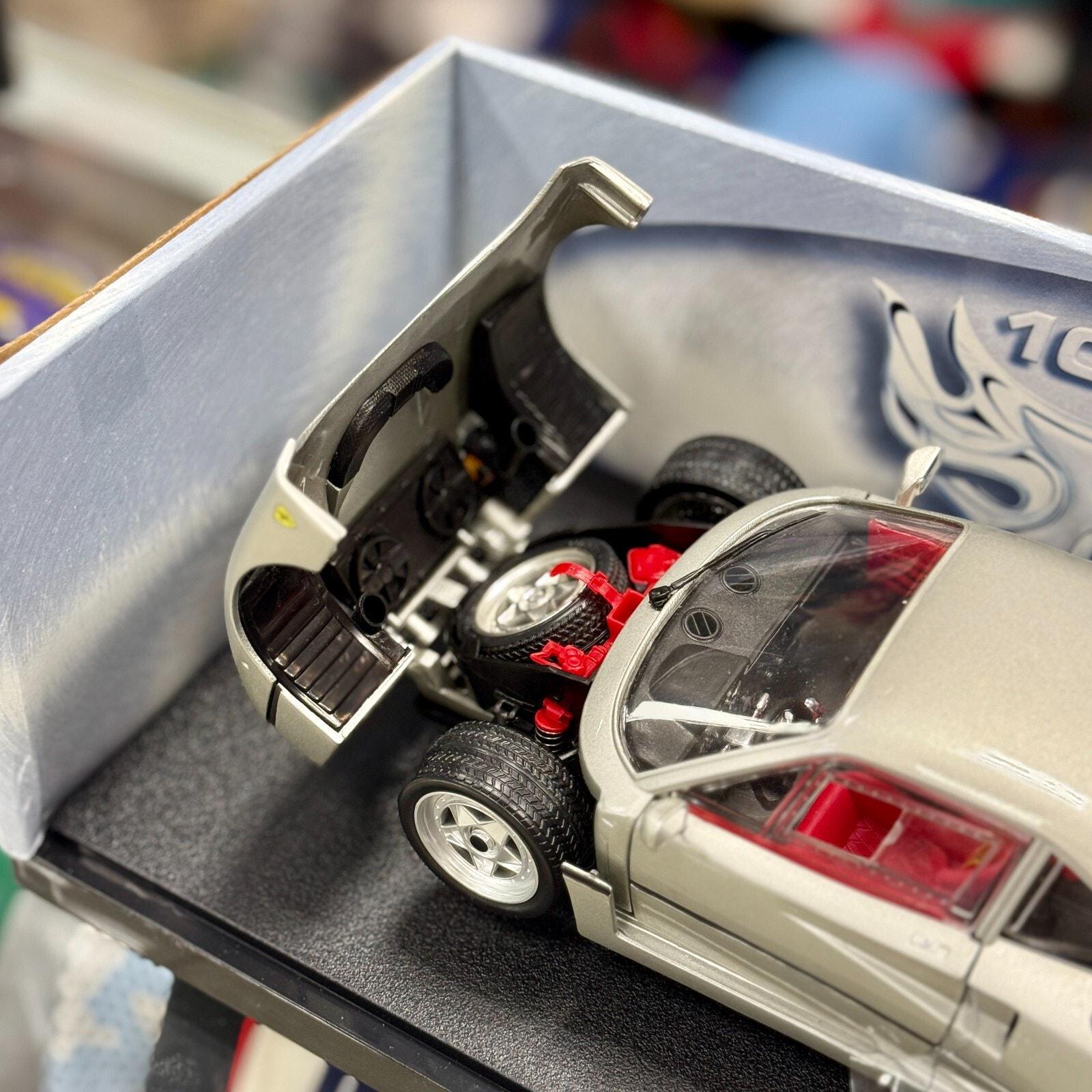 ホットウィール 1/18 フェラーリ F40 シルバープロトタイプ - 限定版