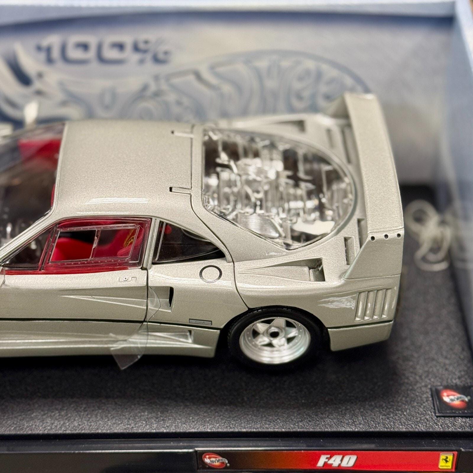ホットウィール 1/18 フェラーリ F40 シルバープロトタイプ - 限定版