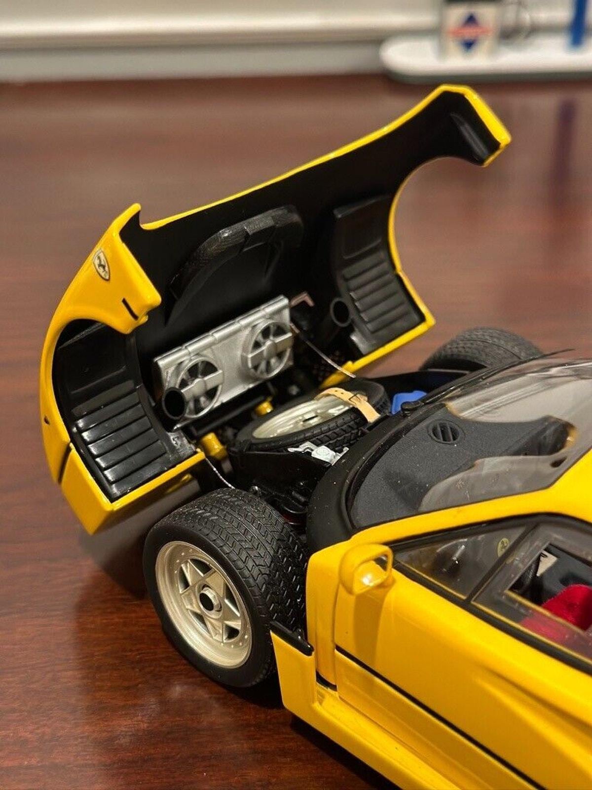 1/18スケール フェラーリ F40 イエロー ホットウィール エリート