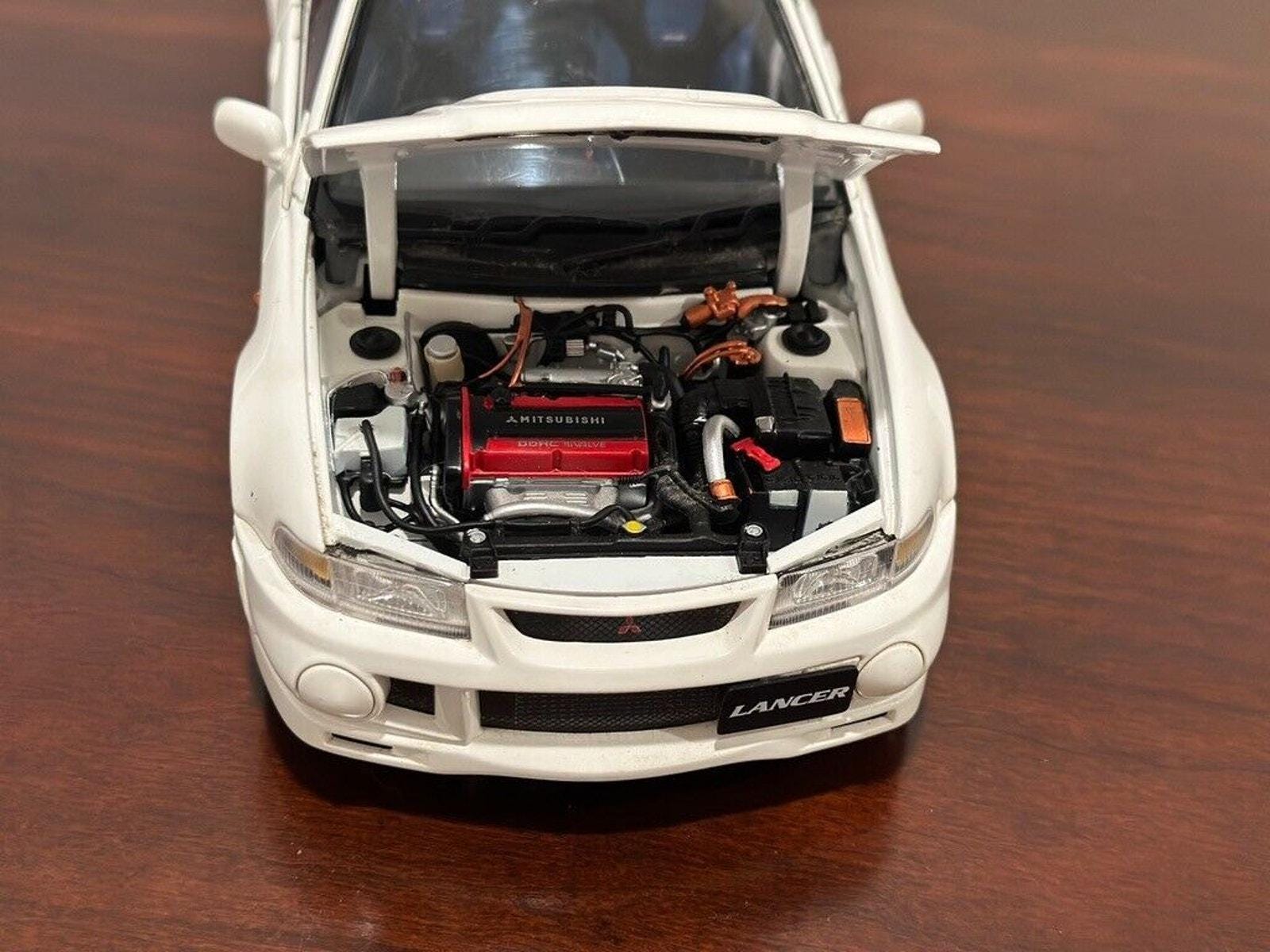 Mitsubishi Lancer Evolution V/VI Street Car White Auotart 1/18