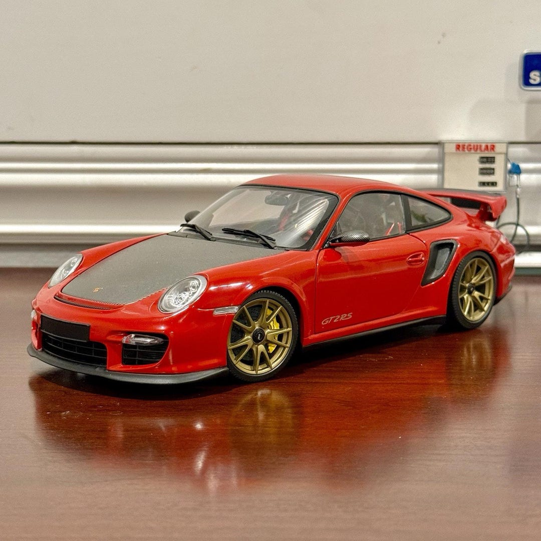 1/18 ポルシェ 911 997 GT2 RS ガードレッド ブロンズホイール付き
