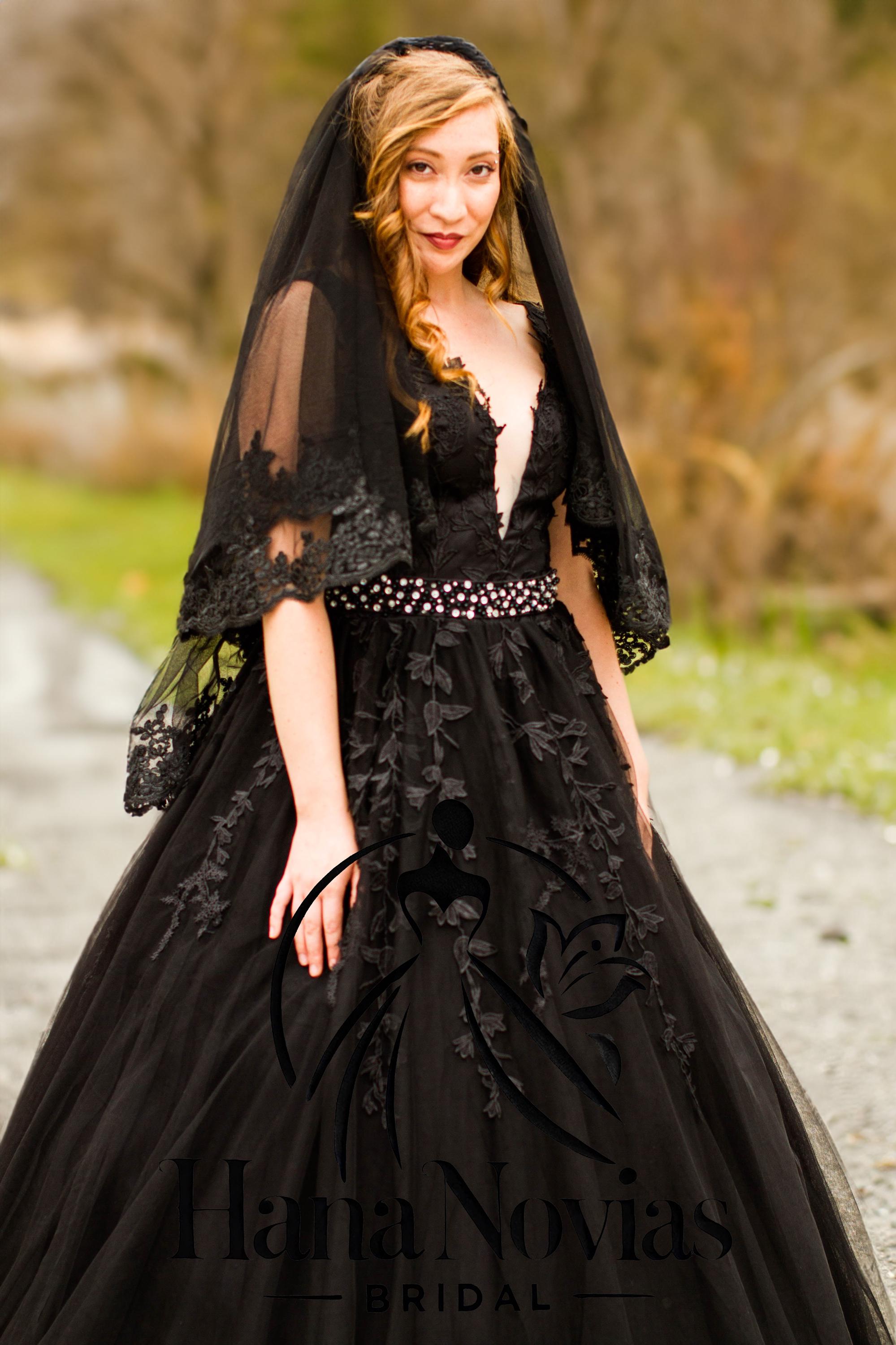 Thalia: cautivador vestido de novia gótico negro con apliques de