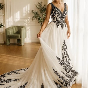 Vestido de novia gótico Nocturne Bloom en blanco y negro con corsé de encaje y cola bordada. Vestido de novia alternativo para novias únicas.