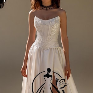 Elegant Jacquard Corset Wedding Dress – Strapless A-Line Gown with Lace-Up Back, High Slit, and Pearl Embellished Bodice for Modern Brides