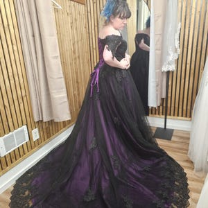 Xanthe モダン ブラック レース ゴシック ブラック ボール ブライダル ガウン ウェディング ドレス オフショルダー ボール ガウン レース トレイン ユニーク デザイン ゴス ブライド パープル