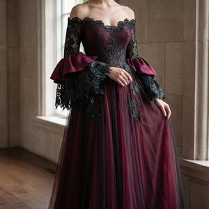 Vestido de novia elegante, mágico e inspirado en el bosque, de Mystic Ivy, con hombros descubiertos, corte Aline en color granate y cola capilla de encaje de enredadera verde.