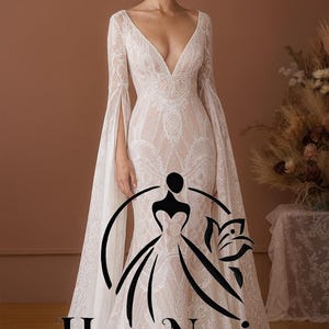 Lola - Boho Brautkleid aus Spitze mit dramatischen Ärmeln, tiefem V-Ausschnitt & offenem Rücken | Ätherisches und Romantisches Brautkleid