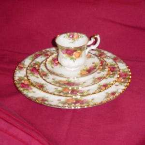 5-piece place setting Items Royal Albert Old Country Roses Fine Bone China