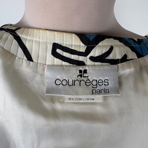 Puede incluir: Etiqueta de algod&oacute;n blanco con texto negro que dice "Courr&egrave;ges Paris" y "100% Coton / Cotton".