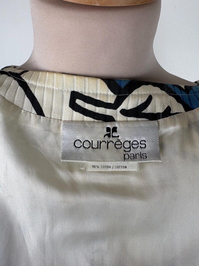 Puede incluir: Etiqueta de algod&oacute;n blanco con texto negro que dice "Courr&egrave;ges Paris" y "100% Coton / Cotton".