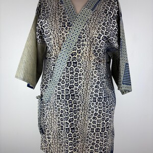 Kimono Peignoir vintage années 70 en wax africain, coton, made in Côte d'Ivoire, coupe portefeuille, style rétro, tenue unique et élégante