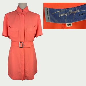 Dress Thierry Mugler Vintage Années 80/90 Orange, Coupe Cintrée, Col Pelle à Tarte, Boutons poussoirs sur tout l&#39;avant, avec Ceinture