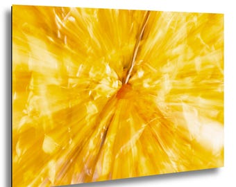 Könnte beinhalten: Abstrakter Kunstdruck mit einer Explosion aus Gelb- und Goldtönen. Das Kunstwerk hat ein radiales Design mit Lichtstreifen, die von einem zentralen Punkt ausgehen und einen dynamischen visuellen Effekt erzeugen. Das Stück ist in einem schwarzen Rahmen montiert.