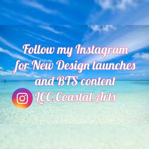 K&ouml;nnte beinhalten: Bild mit blauem Himmel und Ozeanhintergrund. Rosa Schrifttext lautet: "Follow my Instagram for New Design launches and BTS content." Ein Instagram-Logo und der Text "LCC.Coastal.Arts" sind ebenfalls vorhanden.
