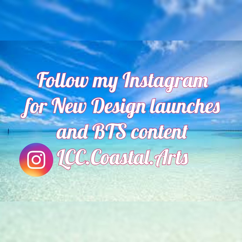 K&ouml;nnte beinhalten: Bild mit blauem Himmel und Ozeanhintergrund. Rosa Schrifttext lautet: "Follow my Instagram for New Design launches and BTS content." Ein Instagram-Logo und der Text "LCC.Coastal.Arts" sind ebenfalls vorhanden.