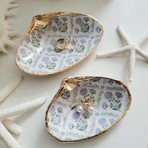 Clam Shell Jewelry Dish,  Coastal Trinket Tray, Blue and White Hydrangea Sea Shell Ring Dish, Atlantic Coast Wedding Favor, Bridesmaid Favor