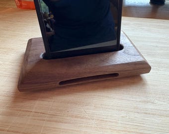 Artisan notenhouten telefoonstandaard met natuurlijke geluidsversterker
