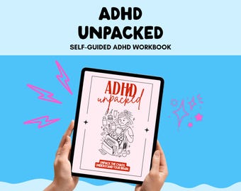 以下が含まれることがあります： ADHD UNPACKEDというタイトルのワークブックの表紙を表示するデジタルタブレット。表紙には、散らかったバックパックの中を覗き込む人物の線画と、下部にUNPACK THE CHAOS, UNDERSTAND YOUR BRAINというテキストが描かれています。背景は水色です。