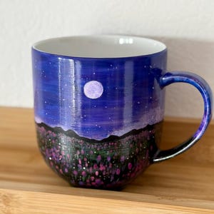 Handgeschilderde grote porseleinen mok, landschapskunst nachtberg en bloemen, handgemaakte koffiemok