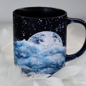 Handgeschilderde mok, marineblauwe nachtelijke hemel met maan en wolken, hemels geschenk cadeau