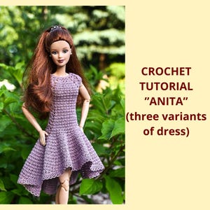 Op de afbeelding: Een pop met lang kastanjebruin haar draagt een lavendelkleurige gehaakte jurk met een asymmetrische zoom. De tekst CROCHET TUTORIAL "ANITA" (three variants of dress) staat rechts van de pop op een lichtgele achtergrond.