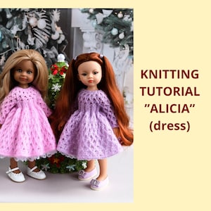 Könnte beinhalten: Zwei Puppen in Strickkleidern. Eine Puppe hat blondes Haar und ein rosa Kleid, die andere hat rotes Haar und ein lila Kleid. Die Kleider haben ein offenes Webmuster. Der Text rechts lautet "KNITTING TUTORIAL 'ALICIA' (dress)".