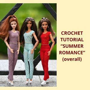 Può includere: Tre bambole con completi all'uncinetto nei toni del viola, acquamarina e rosso. I completi includono top e pantaloni. Il testo a destra dice "CROCHET TUTORIAL 'SUMMER ROMANCE' (overall)".