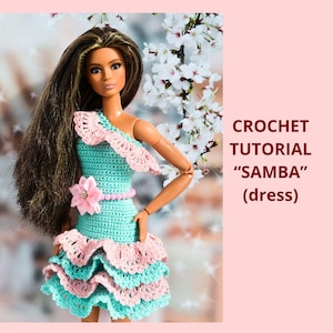 Puede incluir: Una muñeca con un vestido de ganchillo turquesa y rosa con un detalle floral. El vestido tiene un escote y una falda con volantes. El texto a la derecha dice "CROCHET TUTORIAL 'SAMBA' (dress)".