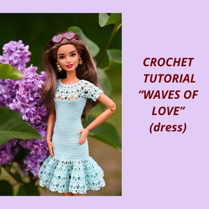 Può includere: Una bambola indossa un vestito all'uncinetto azzurro con orlo a balze e maniche corte. L'abito presenta un elaborato motivo traforato attorno allo scollo e alle maniche. Il testo dice "CROCHET TUTORIAL 'WAVES OF LOVE' (dress)".