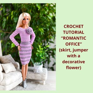Può includere: Una bambola indossa un completo all'uncinetto lilla, composto da un top con un fiore decorativo e una gonna a righe. Il testo recita: "CROCHET TUTORIAL 'ROMANTIC OFFICE' (gonna, maglione con un fiore decorativo)".