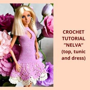 Op de afbeelding: Een blonde pop draagt een lichtpaarse gehaakte jurk met een halterhals en een witte geschulpte kanten zoom. De tekst CROCHET TUTORIAL NELVA (top, tunic and dress) staat aan de rechterkant van de afbeelding naast de pop.