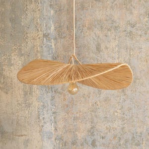 Puede incluir: Una lámpara colgante de fibra natural tejida con un diseño único en forma de abanico. La lámpara está colgada del techo y tiene una sola bombilla.