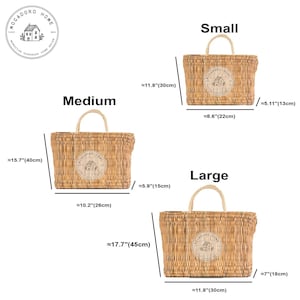 Peut inclure: Sacs fourre-tout en paille tress&eacute;e en trois tailles : petit, moyen et grand. Chaque sac comporte un logo rond et une poign&eacute;e. Le petit sac mesure environ 22 cm de large, le moyen 26 cm et le grand 30 cm.