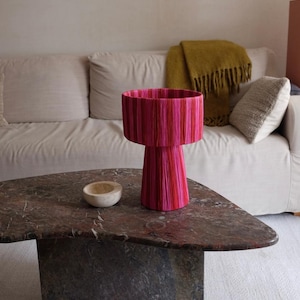 Lámpara de mesa artesanal de rafia rosa: iluminación de acento moderna