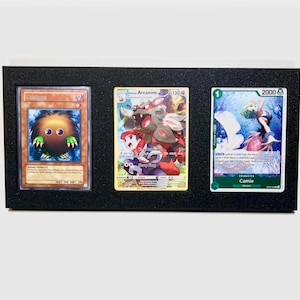 Cadre de présentation de cartes à collectionner : 3 emplacements standard - . Convient à une pochette pour cartes standard de 66 x 91 mm (Pokemon, DragonBall Super, Lorcana, YuGiOh, Magic)
