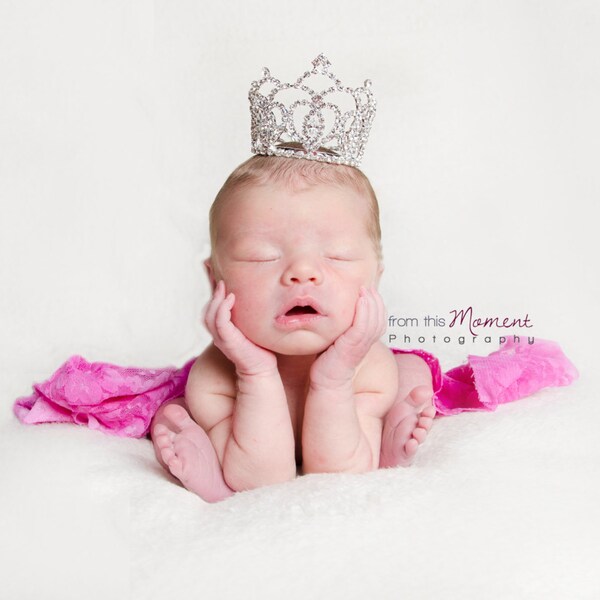Mini Crown. Baby Crown. Baby Tiara. . Newborn crown. Newborn tiara. Crystal crown. Newborn photo prop. baby showergift