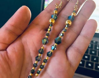 Brincos pendentes de 10 cm em tons de verde-azulado e dourado.
