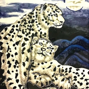 Könnte beinhalten: Zwei Schneeleoparden, einer größer als der andere, kuscheln sich vor einem Hintergrund aus blauem und weißem, bewölktem Himmel mit einem Vollmond aneinander. Die Leoparden haben weißes Fell mit schwarzen Flecken und schauen zum Mond.