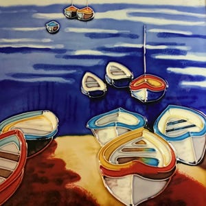 Puede incluir: Un azulejo de cerámica con un fondo de acuarela azul y blanco que representa un paisaje marítimo con varios barcos pequeños. Los barcos están pintados en varios colores, incluyendo rojo, amarillo y azul. El azulejo es una gran adición a cualquier decoración de temática náutica.