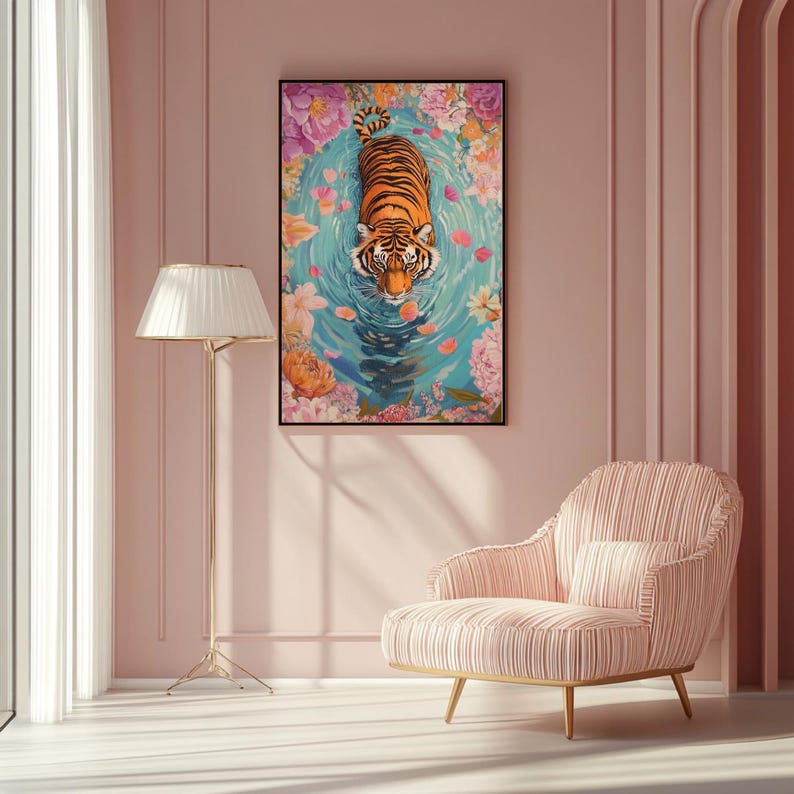 Pode incluir: Uma impress&atilde;o art&iacute;stica emoldurada com um tigre nadando em uma piscina cercada por flores. O tigre tem listras laranja e pretas. A &aacute;gua &eacute; azul clara e as flores s&atilde;o rosa, laranja e roxas.