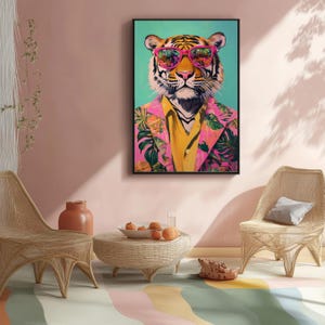 Op de afbeelding: Een ingelijste kunstdruk met een tijger met een roze zonnebril en een roze bloemenblazer over een gele blouse. Het gezicht van de tijger is gedetailleerd met oranje, zwarte en witte vacht tegen een turquoise achtergrond. Het kunstwerk heeft een moderne, grillige stijl.