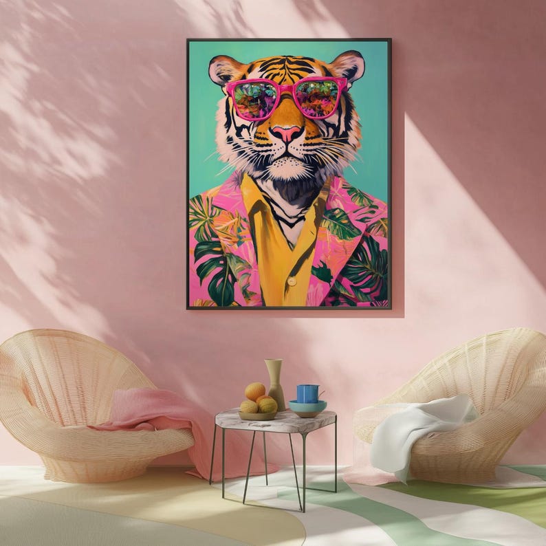 Op de afbeelding: Een ingelijste kunstdruk met een tijger met een roze zonnebril en een roze bloemenblazer over een gele blouse. Het gezicht van de tijger is gedetailleerd met zwarte strepen en een roze neus. De achtergrond is lichtblauwgroen.