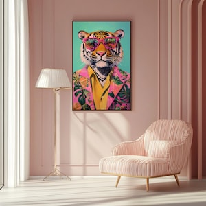 Op de afbeelding: Een ingelijste kunstdruk met een tijger met een roze zonnebril, een geel overhemd en een roze bloemenblazer. Het gezicht van de tijger heeft oranje en zwarte strepen. De achtergrond is lichtblauwgroen.