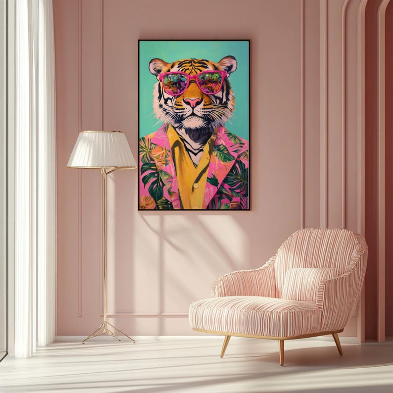 Op de afbeelding: Een ingelijste kunstdruk met een tijger met een roze zonnebril, een geel overhemd en een roze bloemenblazer. Het gezicht van de tijger heeft oranje en zwarte strepen. De achtergrond is lichtblauwgroen.